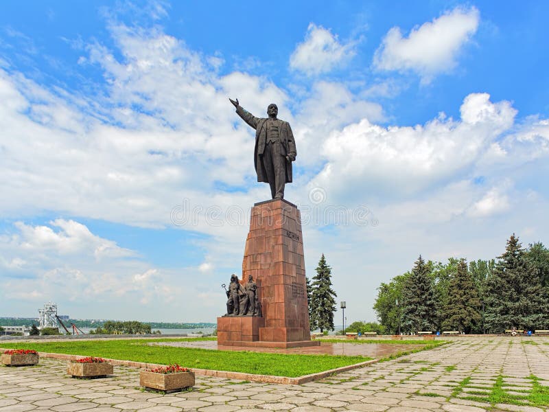 Monumento de Lenin em Zaporizhia, Ucrânia foto de stock Monumento de Lenin em Zaporizhia, Ucrânia foto de stock