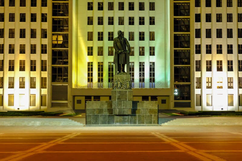 Monumento de Lenin na frente da casa do governo de Republic of Belarus Quadrado da independ?ncia, Minsk, Bielorr?ssia fotografia de stock royalty free Monumento de Lenin na frente da casa do governo de Republic of Belarus Quadrado da independ?ncia, Minsk, Bielorr?ssia fotografia de stock royalty free