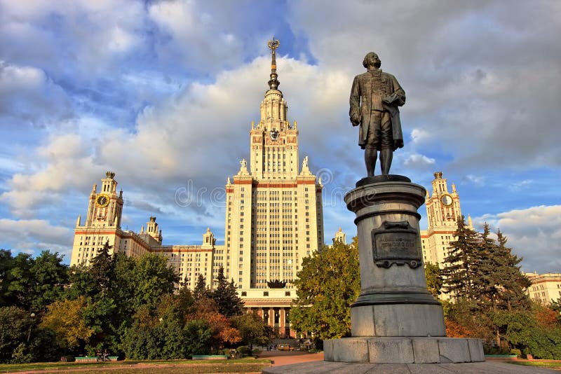 Monumento de M.V.Lomonosov na frente de Moscovo Univ.