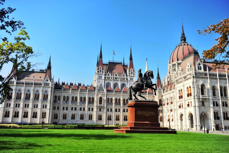 Monumento de Rakoczi delante del parlamento de Budapest imagenes de archivo Monumento de Rakoczi delante del parlamento de Budapest imagenes de archivo