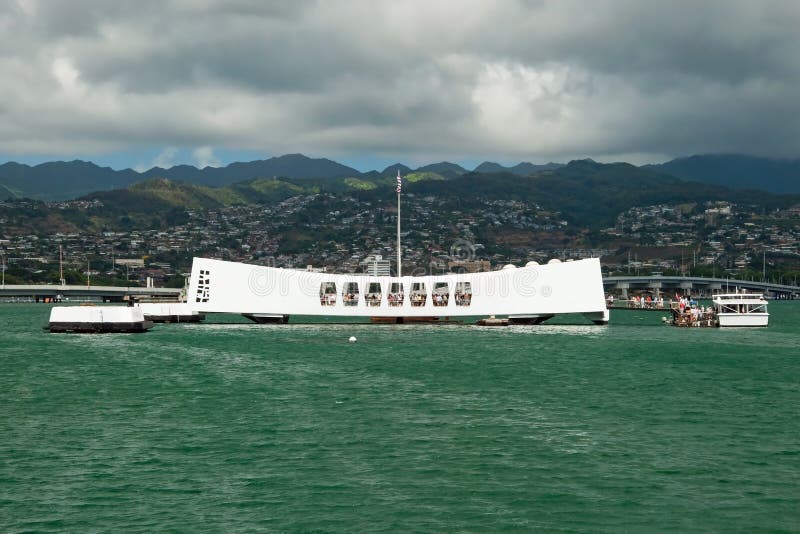 Monumento de USS Arizona en Pearl Harbor en Honolulu Hawaii foto de archivo libre de regalías Monumento de USS Arizona en Pearl Harbor en Honolulu Hawaii foto de archivo libre de regalías
