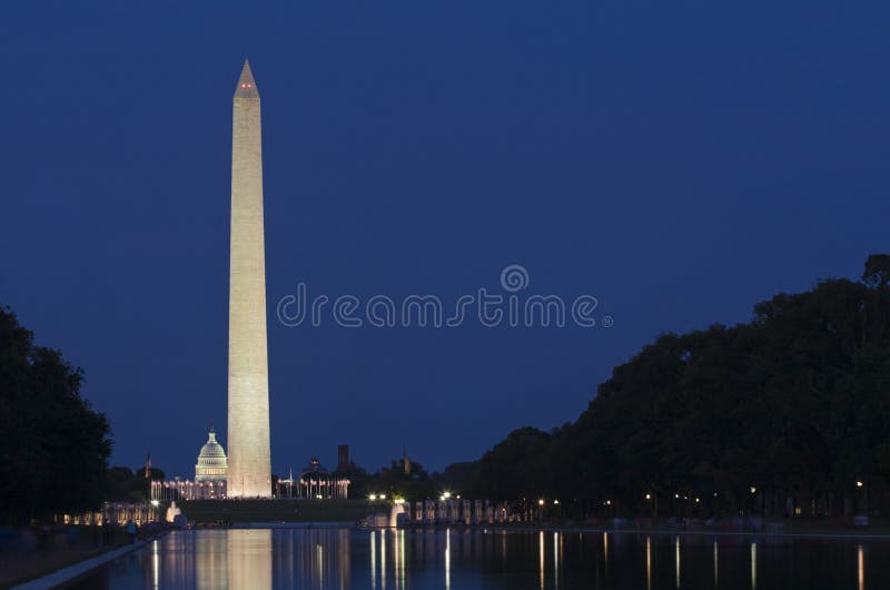 Monumento de Washington, C.C., na noite imagem de stock Monumento de Washington, C.C., na noite imagem de stock