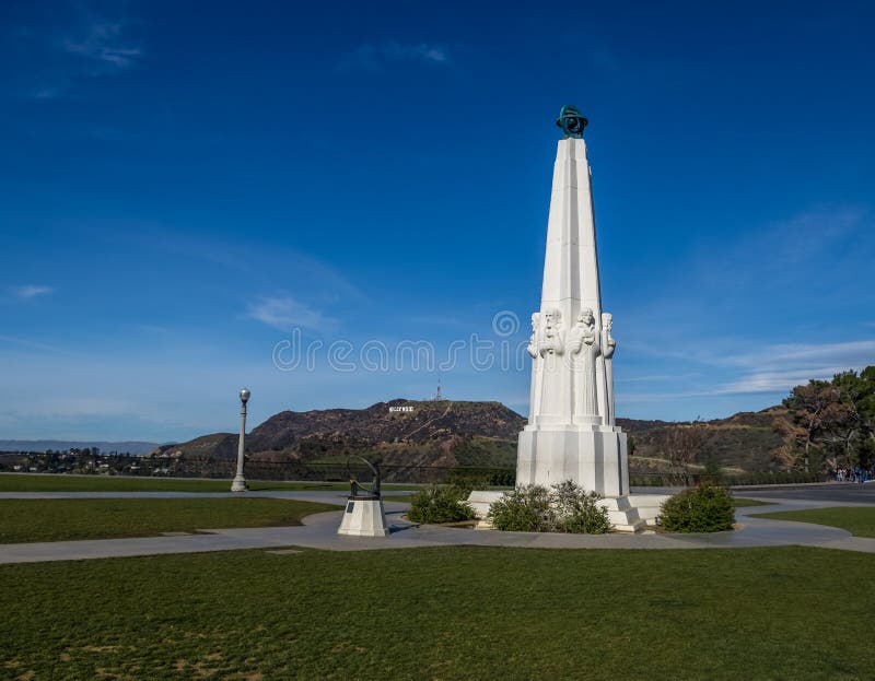 Monumento degli astronomi a Griffith Observatory con il segno di Hollywood su fondo - Los Angeles, California, U.S.A. fotografia stock Monumento degli astronomi a Griffith Observatory con il segno di Hollywood su fondo - Los Angeles, California, U.S.A. fotografia stock