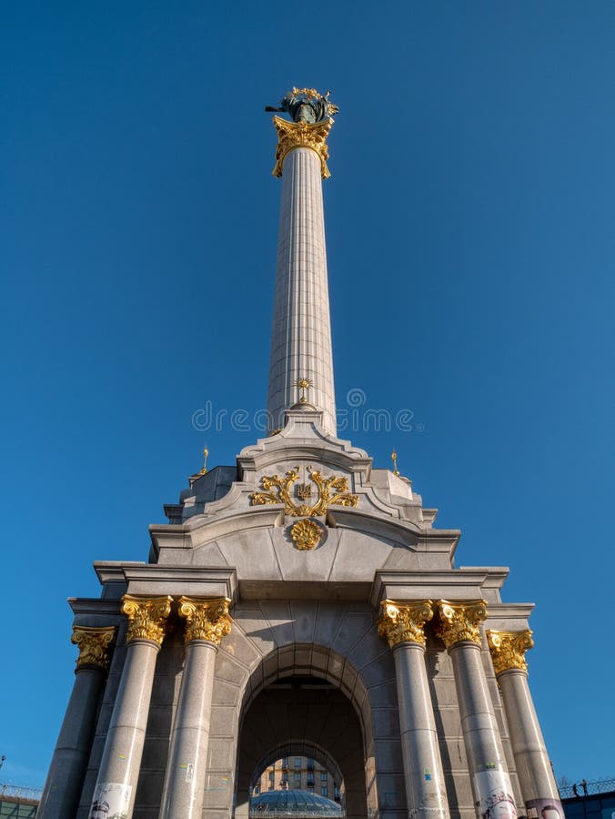 Monumento del ángel con el tridente ucraniano tradicional del tryzub del símbolo en el cuadrado de la independencia en Kiev imagen de archivo Monumento del ángel con el tridente ucraniano tradicional del tryzub del símbolo en el cuadrado de la independencia en Kiev imagen de archivo