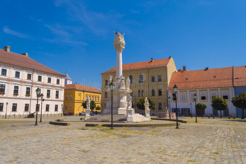 Monumento della trinità santa sul quadrato principale in Osijek immagini stock libere da diritti Monumento della trinità santa sul quadrato principale in Osijek immagini stock libere da diritti