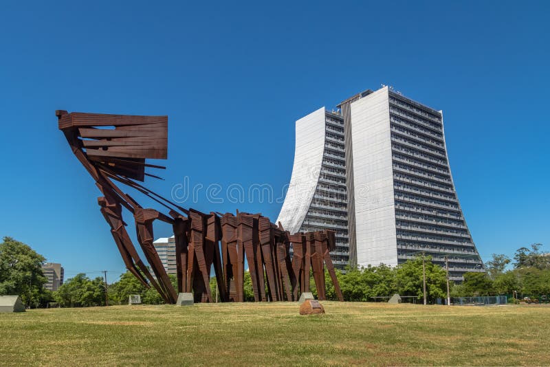 Monumento di Abitanti delle Azzorre Acorianos ed edificio di Rio Grande do Sul Adminitrative - Porto Alegre, Rio Grande do Sul, B