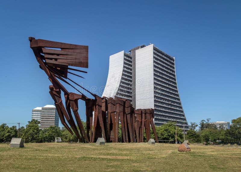 Monumento di Abitanti delle Azzorre Acorianos ed edificio di Rio Grande do Sul Adminitrative - Porto Alegre, Rio Grande do Sul, B