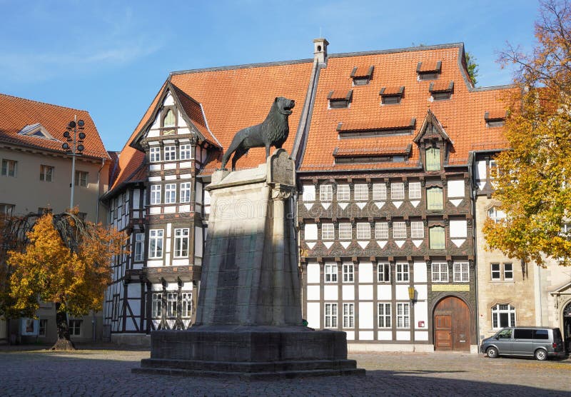 Monumento di Brunswick Lion situato nella piazza Burgplatz a Braunschweig in Germania immagine stock Monumento di Brunswick Lion situato nella piazza Burgplatz a Braunschweig in Germania immagine stock