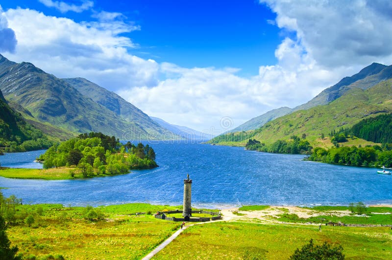 Monumento di Glenfinnan e lago Shiel del lago. Altopiani Scozia Regno Unito immagine stock libera da diritti Monumento di Glenfinnan e lago Shiel del lago. Altopiani Scozia Regno Unito immagine stock libera da diritti