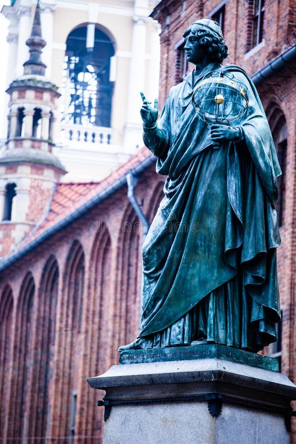 Monumento di grande astronomo Nicolaus Copernicus, Torum, Polonia fotografia stock Monumento di grande astronomo Nicolaus Copernicus, Torum, Polonia fotografia stock