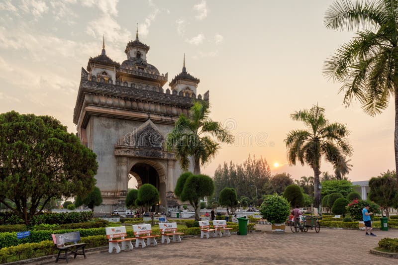 Monumento di Patuxai a Vientiane al tramonto fotografia stock libera da diritti Monumento di Patuxai a Vientiane al tramonto fotografia stock libera da diritti