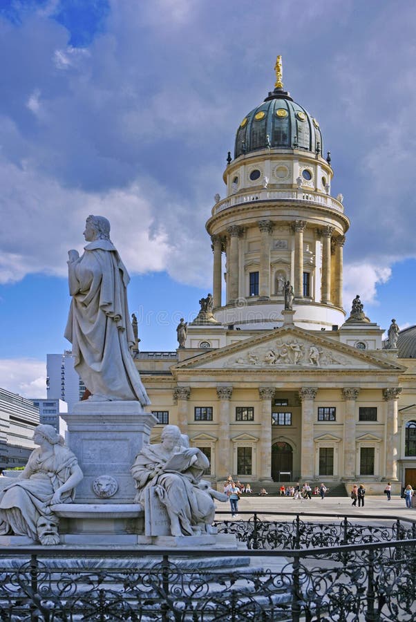 Monumento di Schiller e cattedrale francese, a Gendarmenmarkt, Berlino, Germania fotografia stock Monumento di Schiller e cattedrale francese, a Gendarmenmarkt, Berlino, Germania fotografia stock