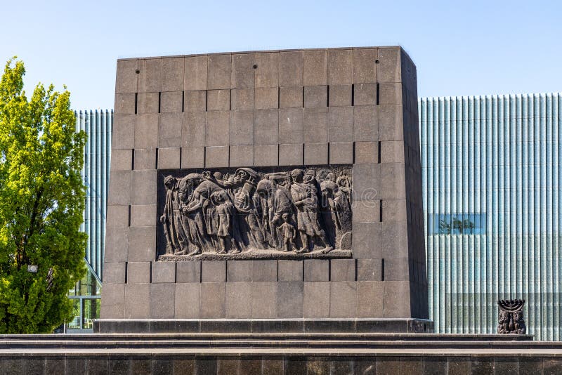 Monumento dos heróis do gueto de varsóvia por albert speer no quarto histórico do gueto judeu da polônia de varsóvia