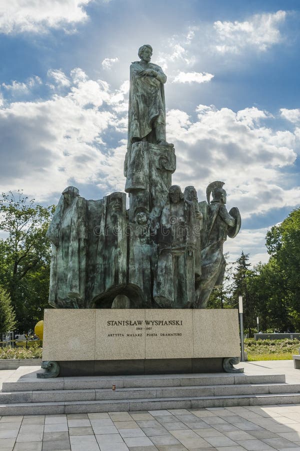 Monumento em seguida o Museu Nacional em Krakow imagem de stock Monumento em seguida o Museu Nacional em Krakow imagem de stock