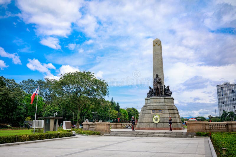 Monumento en memoria de Jose Rizal (héroe nacional) en el parque de Rizal adentro fotos de archivo Monumento en memoria de Jose Rizal (héroe nacional) en el parque de Rizal adentro fotos de archivo