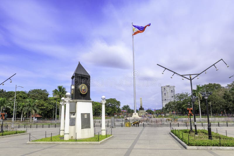 Monumento en memoria del héroe de Jose RizalNational en el parque de Rizal en el metro Manila foto de archivo libre de regalías Monumento en memoria del héroe de Jose RizalNational en el parque de Rizal en el metro Manila foto de archivo libre de regalías