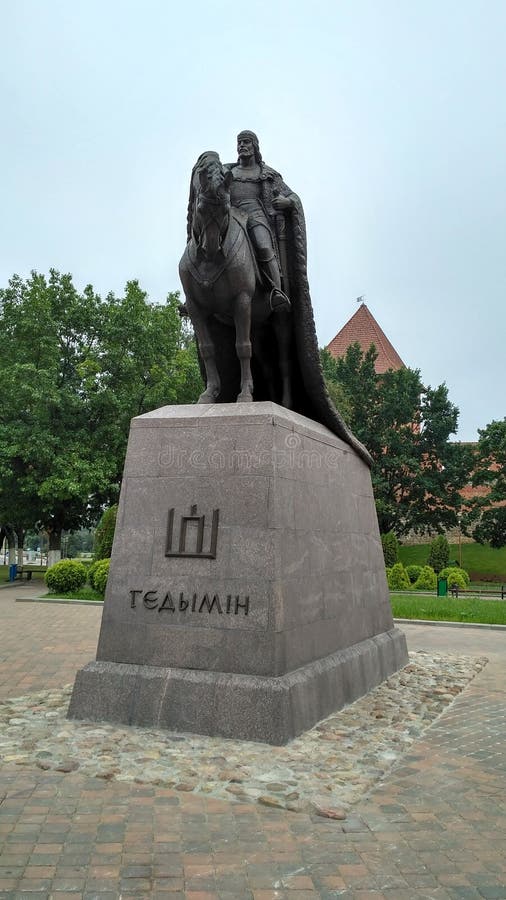 Monumento a Gediminas - Gran Duque de Lituania y x28; ciudad Lida Bielorrusia y x29; foto de archivo Monumento a Gediminas - Gran Duque de Lituania y x28; ciudad Lida Bielorrusia y x29; foto de archivo