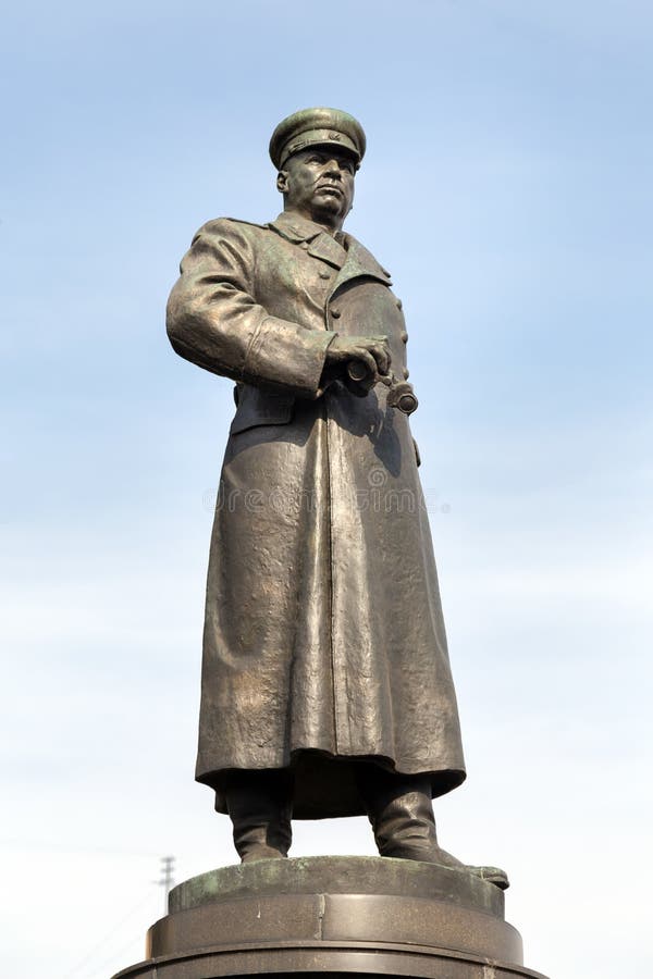 Monumento a generale dell'esercito Apanasenko Belgorod La Russia immagini stock Monumento a generale dell'esercito Apanasenko Belgorod La Russia immagini stock
