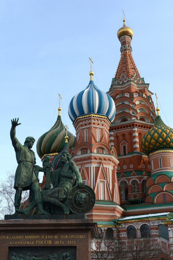 Monumento a Minin e a Pozharsky sul quadrato rosso a Mosca immagine stock libera da diritti Monumento a Minin e a Pozharsky sul quadrato rosso a Mosca immagine stock libera da diritti