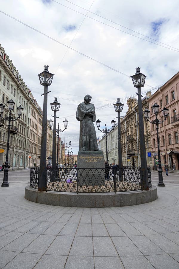Monumento a N V Gogol en St Petersburg en Malaya Konyushennaya Street fotografía de archivo libre de regalías Monumento a N V Gogol en St Petersburg en Malaya Konyushennaya Street fotografía de archivo libre de regalías