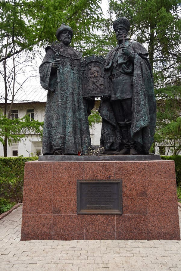 Monumento a nicholas ii e mikhail romanov em moscou.