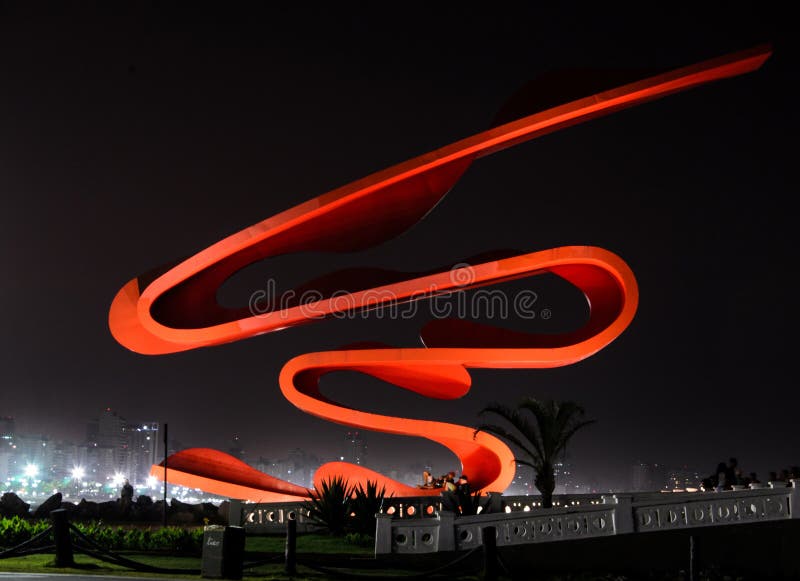 Monumento rojo en la ciudad de Santos, el Brasil fotos de archivo Monumento rojo en la ciudad de Santos, el Brasil fotos de archivo
