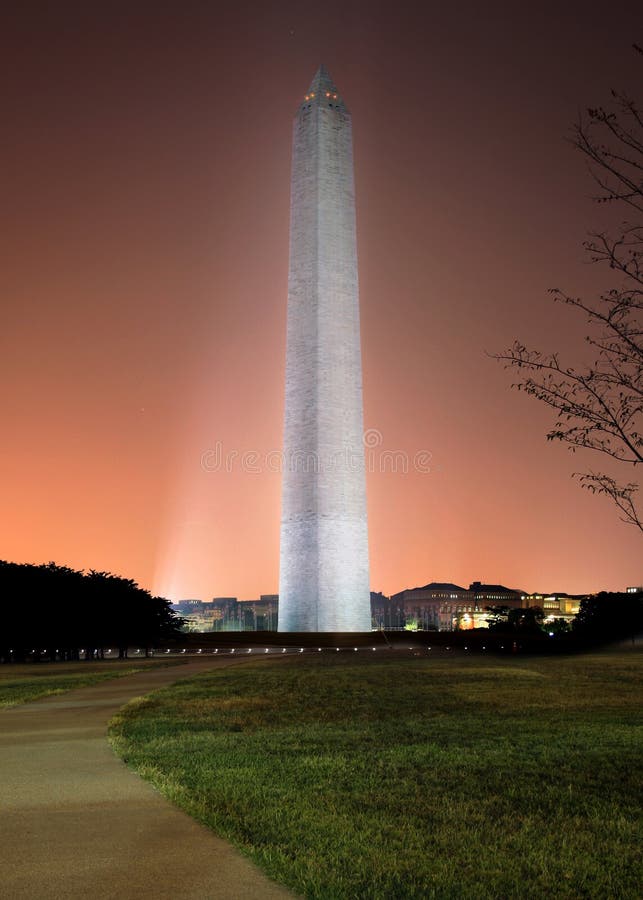 Monumento simbólico de Washington en la salida del sol con el cielo colorido imagenes de archivo Monumento simbólico de Washington en la salida del sol con el cielo colorido imagenes de archivo