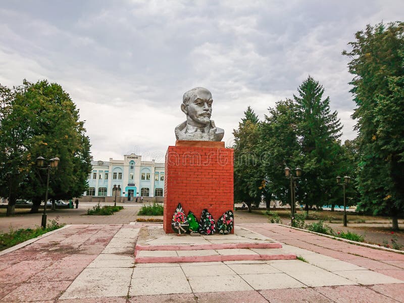 Monumento a Vladimir Ilyich Lenin cerca del ferrocarril en Rtischevo, región de Saratov, Rusia fotos de archivo Monumento a Vladimir Ilyich Lenin cerca del ferrocarril en Rtischevo, región de Saratov, Rusia fotos de archivo