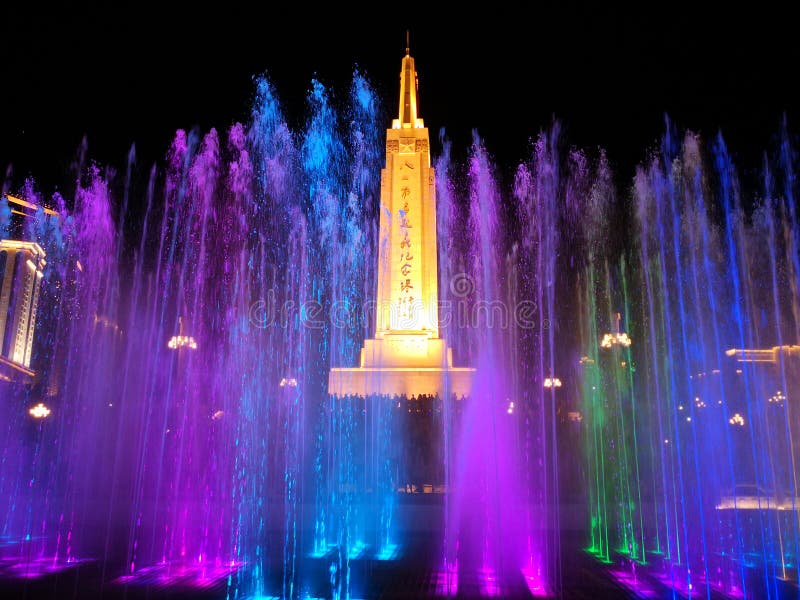 Monumento y fuente colorida en la noche fotografía de archivo Monumento y fuente colorida en la noche fotografía de archivo