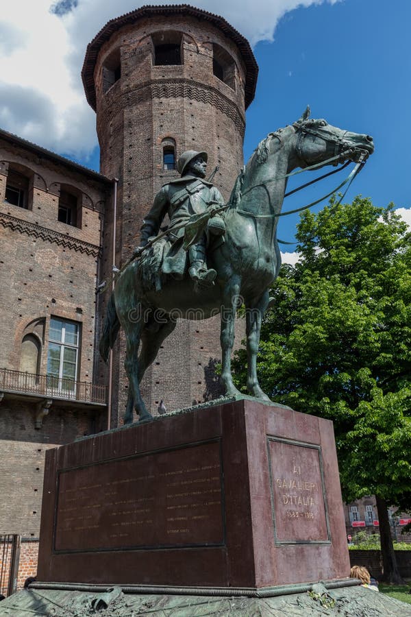 Monumento à cavalaria militar de Carabinieri em Turin, Itália fotografia de stock royalty free Monumento à cavalaria militar de Carabinieri em Turin, Itália fotografia de stock royalty free