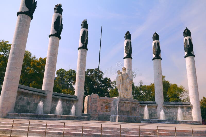 Monumento герои II los стоковое фото rf Monumento герои II los стоковое фото rf