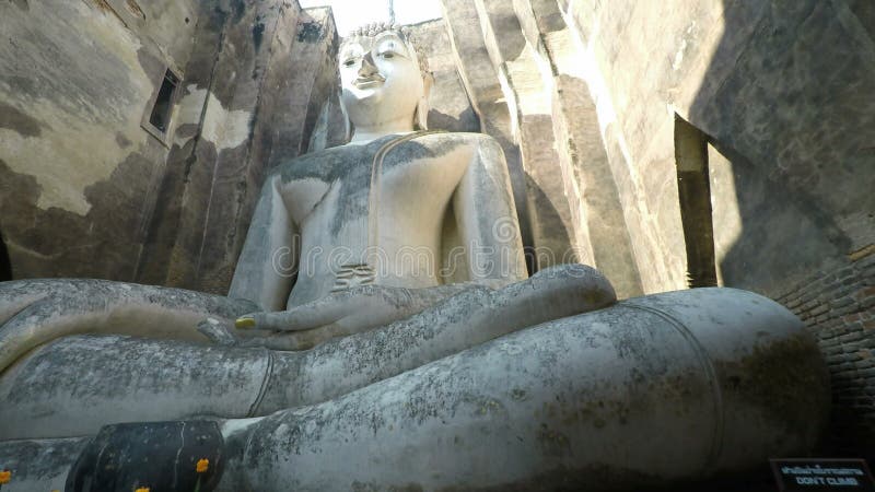 Monuments bouddhistes en parc historique de sukhothai
