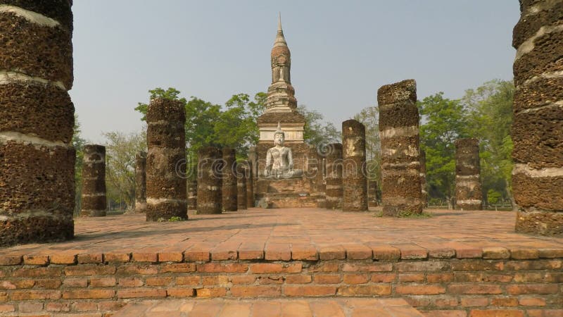 Monuments bouddhistes en parc historique de sukhothai