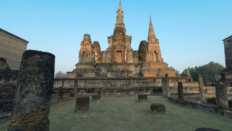 Monuments bouddhistes en parc historique de sukhothai