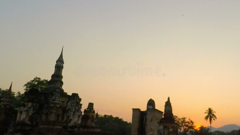 Monuments bouddhistes en parc historique de sukhothai