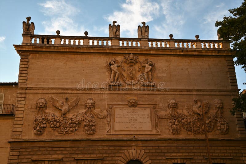 Monuments d'avignon france. Vue extérieure d'une façade baroque sur un bâtiment historique de la ville française d'avignon.