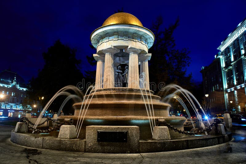 Monumentspringbrunn-rotundan till Alexander Pushkin och Natalia Goncharova i Moskva arkivfoto Monumentspringbrunn-rotundan till Alexander Pushkin och Natalia Goncharova i Moskva arkivfoto