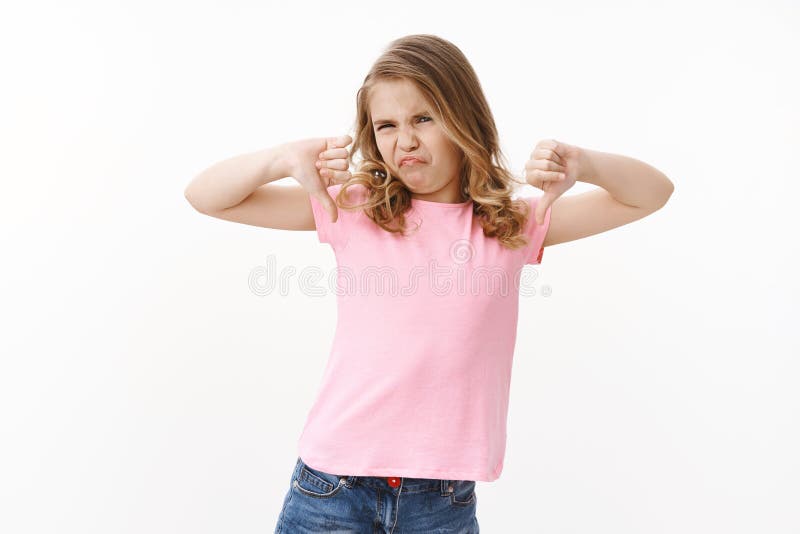 Moody picky unwissend blond kleine Mädchen Kind, zeigen Daumen runter, grimmig Aversion und Enttäuschung, zeigen lizenzfreie stockfotografie Moody picky unwissend blond kleine Mädchen Kind, zeigen Daumen runter, grimmig Aversion und Enttäuschung, zeigen lizenzfreie stockfotografie