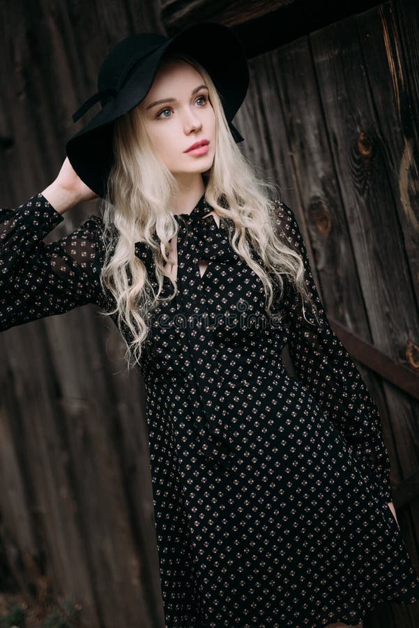 Mooi aantrekkelijk en modieus meisje die het zwarte hoed bevindende stellen in stad dragen Naakte make-up, het best dagelijks kap stock foto's Mooi aantrekkelijk en modieus meisje die het zwarte hoed bevindende stellen in stad dragen Naakte make-up, het best dagelijks kap stock foto's