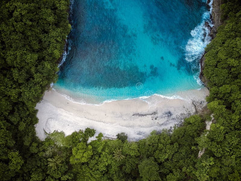 Mooi afgezonderd strand met blauwe overzees De mening vanaf de bovenkant royalty-vrije stock afbeeldingen Mooi afgezonderd strand met blauwe overzees De mening vanaf de bovenkant royalty-vrije stock afbeeldingen