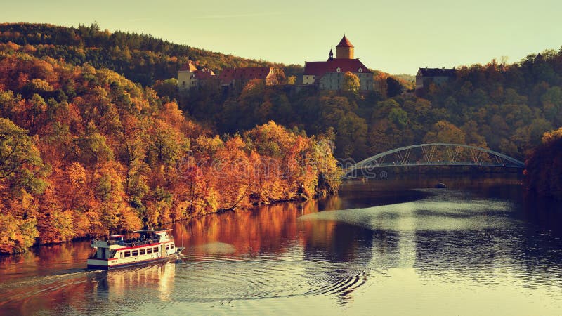 Mooi Autumn Landscape met Veveri-Kasteel Natuurlijk kleurrijk landschap met zonsondergang Brno dam-Tsjech republiek-Europa