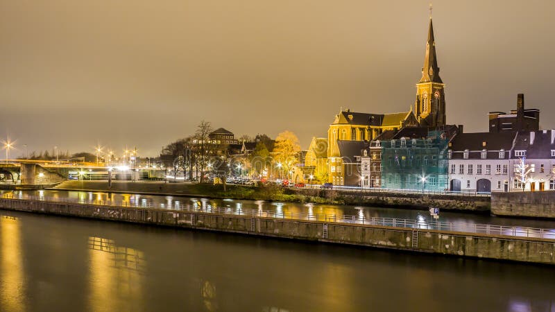 Mooi beeld van de rivier Maas met mooie weerspiegelingen van multicolored lichten stock foto Mooi beeld van de rivier Maas met mooie weerspiegelingen van multicolored lichten stock foto