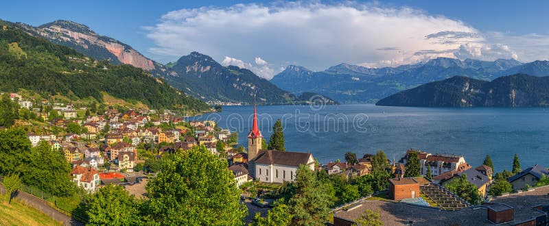 Mooi berglandschap met dorp Weggis bij Meer Luzerne, Zwitserland royalty-vrije stock afbeeldingen Mooi berglandschap met dorp Weggis bij Meer Luzerne, Zwitserland royalty-vrije stock afbeeldingen