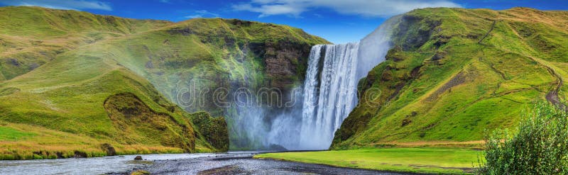 Mooi bergstroom van skogafoss… royalty-vrije stock foto's Mooi bergstroom van skogafoss… royalty-vrije stock foto's
