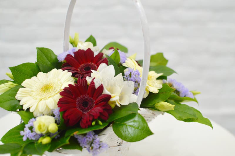 Mooi blauw boeket van bloemen in een mand royalty-vrije stock afbeelding Mooi blauw boeket van bloemen in een mand royalty-vrije stock afbeelding