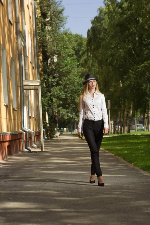 Mooi blonde in een witte blouse en een hoed royalty-vrije stock foto Mooi blonde in een witte blouse en een hoed royalty-vrije stock foto