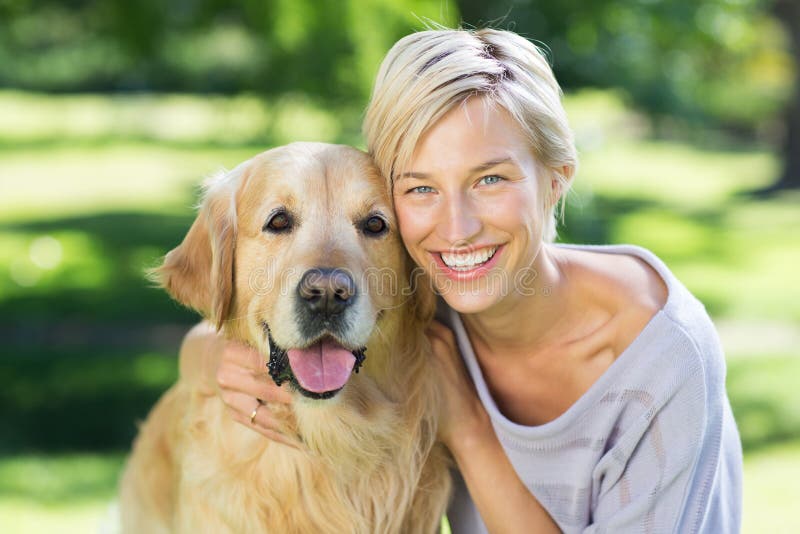 Mooi blonde met haar hond in het park royalty-vrije stock foto Mooi blonde met haar hond in het park royalty-vrije stock foto