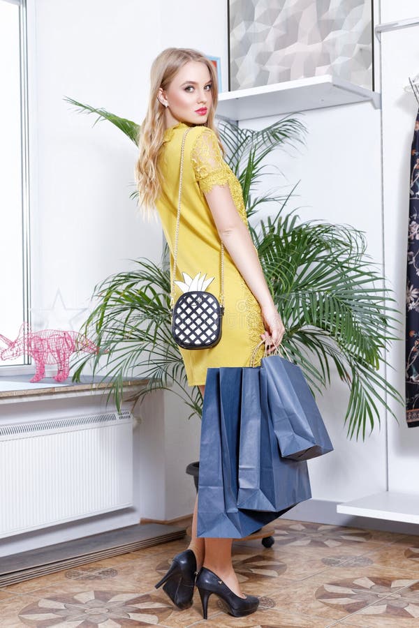 Mooi blonde op het winkelen in een boutique royalty-vrije stock fotografie Mooi blonde op het winkelen in een boutique royalty-vrije stock fotografie