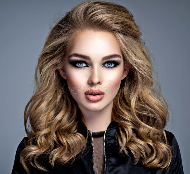Mooi blondemeisje met make-up in stijl rokerige ogen stock foto's Mooi blondemeisje met make-up in stijl rokerige ogen stock foto's