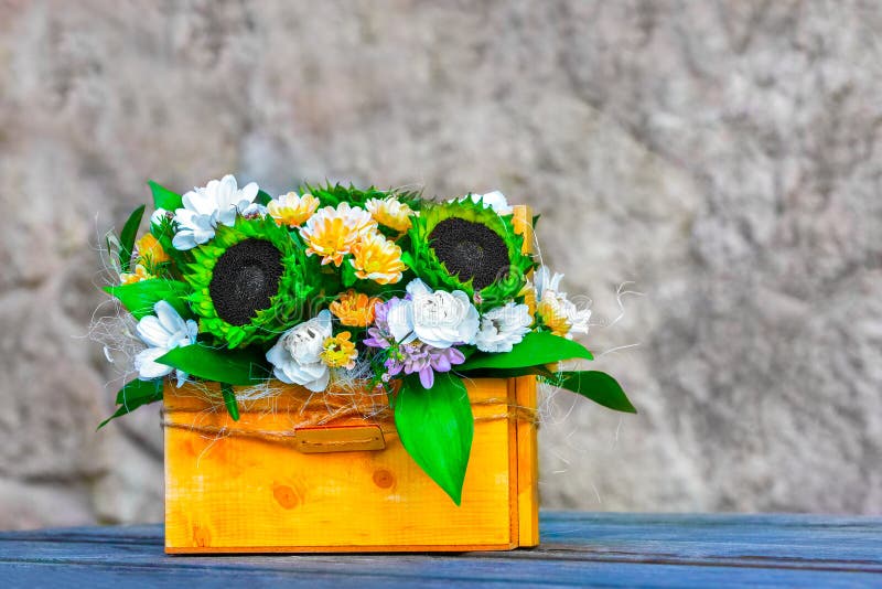 Mooi boeket met groene zonnebloemen in een houten giftdoos in een rustieke stijl Het concept geheugen van de zomer royalty-vrije stock foto's Mooi boeket met groene zonnebloemen in een houten giftdoos in een rustieke stijl Het concept geheugen van de zomer royalty-vrije stock foto's
